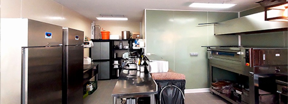 Cuisine rénovée avec plaques pvc olive