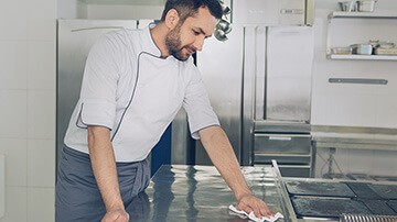 Nettoyage d'un plan travail inox 
