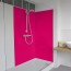 Réalisation parois de douche avec panneau mural décoratif brillant rose "shocking pink" Altro Whiterock Chameleon