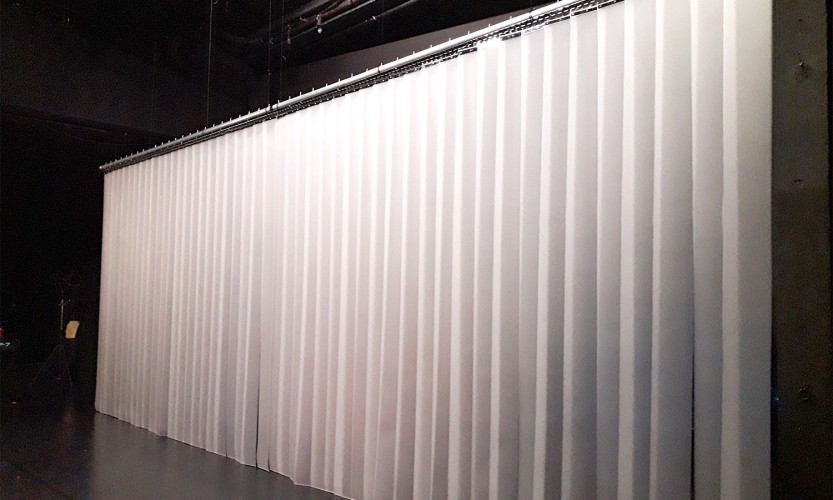 Rideau à lanières en PVC dans un théâtre