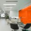 Réalisation paroi bureaux avec panneau mural décoratif brillant orange "Juicy Lucy" Altro Whiterock Chameleon