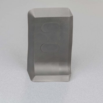 embout-gauche-pour-plinthe-grise-anthracite-avec_bouchon-inseres-vue-de-face