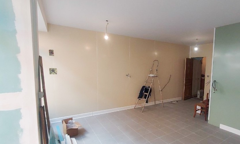 Revêtement mural en plaques de PVC couleur crème