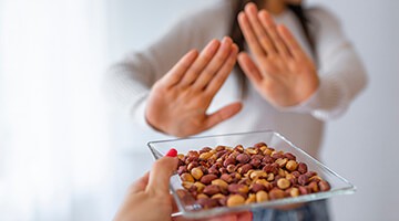 Personne refusant des cacahuètes car allergène