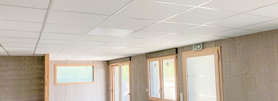 plafond rénové avec des dalles pour faux plafond