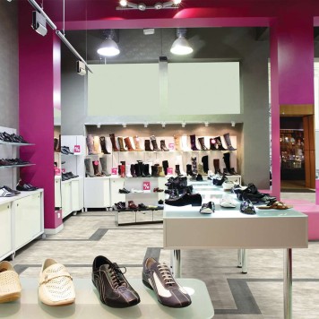 Détail réalisation boutique avec panneau mural décoratif brillant rose "shocking pink" Altro Whiterock Chameleon