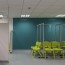 Réalisation paroi murale salle d'attente hôpital avec panneau mural décoratif brillant Bleu Profond "Night Fall" Altro Whiterock Chameleon