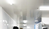 Plafond d'une cuisine de camping réalisé avec du lambris alvéolaire
