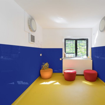 Réalisation parois de douche avec panneau mural décoratif brillant Bleu Nuit "Ocean Deep" Altro Whiterock Chameleon