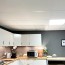 cuisine avec un faux plafond en dalles acoustiques blanches