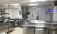 Cuisine d'un pub rénovée avec des plaques en PVC mate
