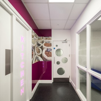 Réalisation paroi murale hôpital avec panneau mural décoratif brillant violet "Feng Shui" Altro Whiterock Chameleon