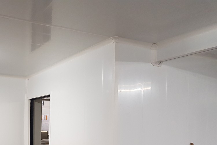 plafond cuisine gastronomique étanchéifié avec congés d'angle