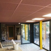 Faux plafond couleur cuivre d'un restaurant