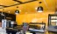 Food truck habillé de plaques en PVC jaune brillant