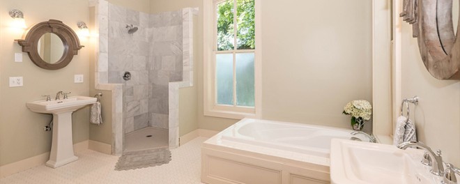 Salle de bains avec douche et baignoire