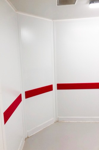 lisses en polyéthylène rouges pour protéger les murs des chocs 2