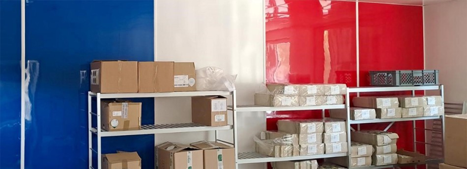 stockage d'une boucherie avec drapeau français en plaques de pvc