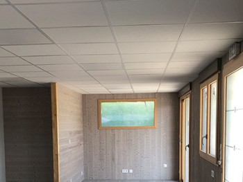 faux plafond en dalle grise taupe