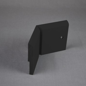 Angle interne pour plinthe Polyéthylène noire avec découpe pour U de sol