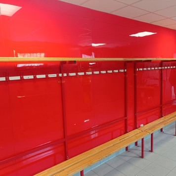 plaques PVC rouges 3 mm rénovation de vestiaire
