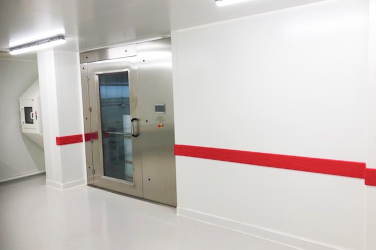 lisses en polyéthylène rouges pour protéger les murs des chocs 3
