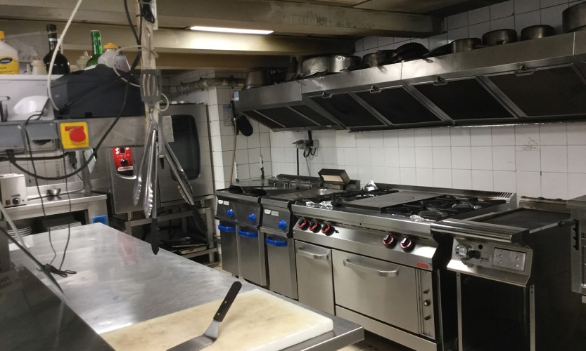 Cuisine d'un pub avant rénovation