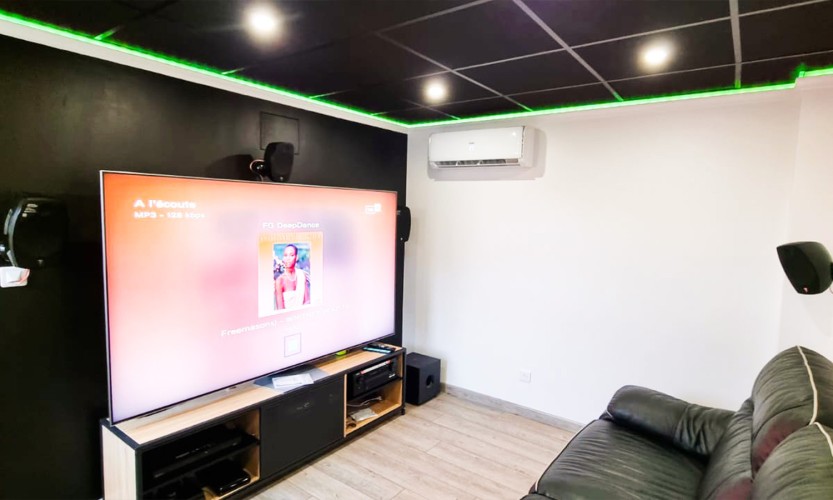 Faux plafond en dalles acoustiques noires