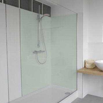 Réalisation parois de douche avec panneau mural décoratif brillant vert amande "Ice Queen" Altro Whiterock Chameleon