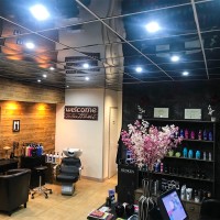 faux plafond en dalles noires brillantes