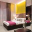 Panneau mural décoratif brillant jaune Altro Whiterock Chameleon Taxi Cab - tête de lit chambre d'hôtel