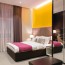 Panneau mural décoratif brillant jaune Altro Whiterock Chameleon Taxi Cab - tête de lit chambre d'hôtel