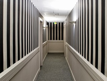 couloir hotel noir et blanc