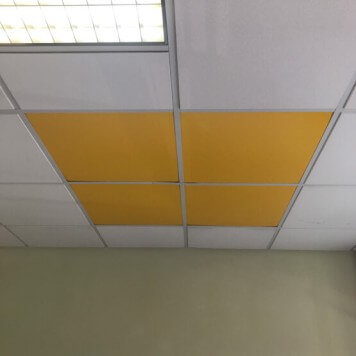 Dalle de faux plafond jaune en situation